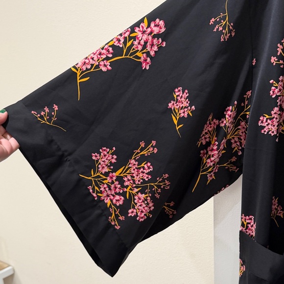 Who What Wear Black Robe with Pink Floral Design - Picture 4 of 8